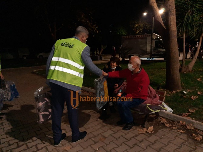 Akhisar Belediyesi, İzmir’deki Depremzedelerin Yanında