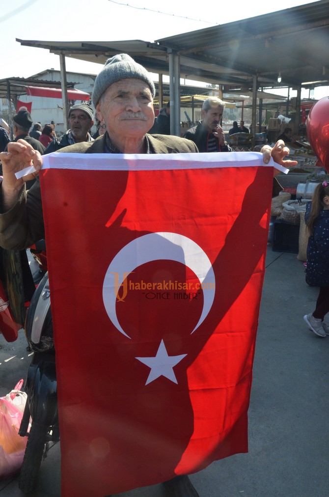 Akhisar Belediyesi Şehitler İçin Bayrak Dağıttı