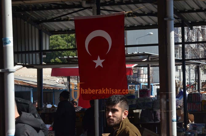 Akhisar Belediyesi Şehitler İçin Bayrak Dağıttı