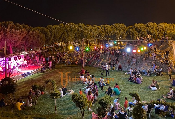 Akhisar’da Açık Hava Yaz Konserleri Yine Çok Renkli