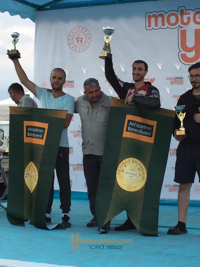 Akhisarlı motosikletçiler kupalarını Başkan Dutlulu ile paylaştı