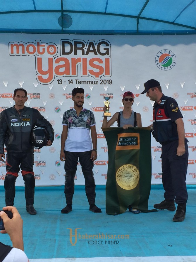 Akhisarlı motosikletçiler kupalarını Başkan Dutlulu ile paylaştı