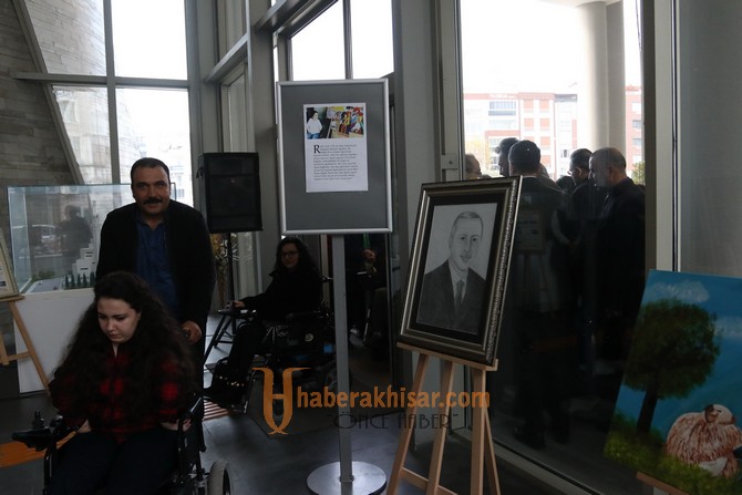 Ayaklarıyla Resim Yapan Rabia Akhisar’da resim sergisi açtı