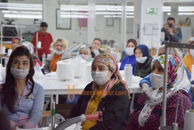 Belediye İle Halk, Dayanışmayla 100 Bin Adet Maske Üretiyor