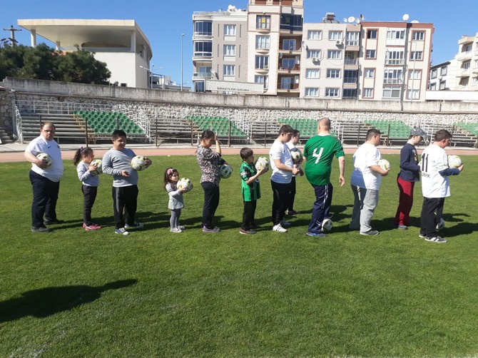 Akhisarlı özel çocuklar, Uluslararası Down Plaj Futbolu Festivaline hazırlanıyor