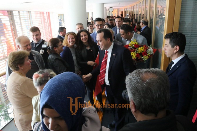 Belediye Başkanı Besim Dutlulu, ilk gün tebrikleri kabul etti