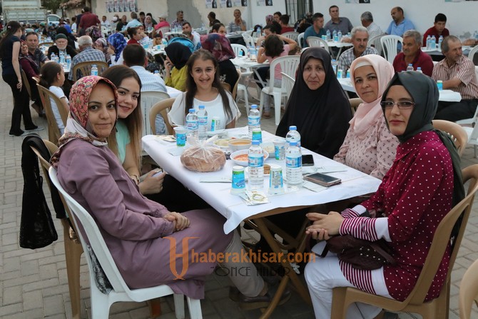 Akhisar’da Ramazan’ın Bereketi, Mahalle İftar Sofralarında Paylaşılıyor