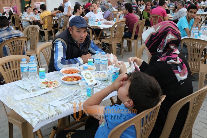 Akhisar’da Ramazan’ın Bereketi, Mahalle İftar Sofralarında Paylaşılıyor