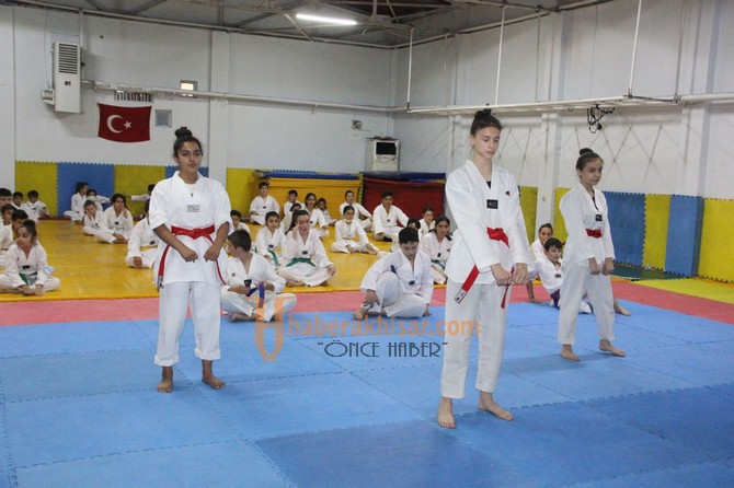 Taekwondo Kuşak Sınavında 54 Sporcu Ter Döktü