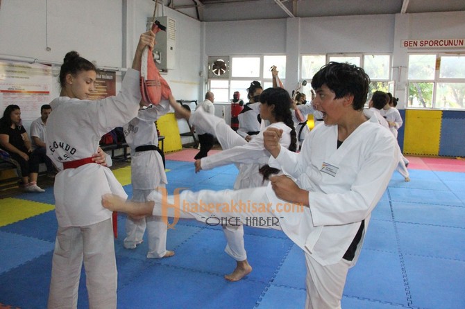 Taekwondo Kuşak Sınavında 54 Sporcu Ter Döktü