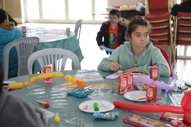 Akhisar Belediyesi, Depremin İzlerini Çabuk Silinmesini Sağlıyor