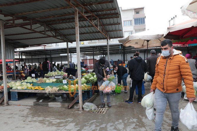Akhisar Belediyesi Pazar Yerinde 5 Bin Maske Dağıttı