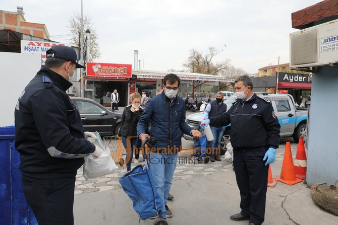 Akhisar Belediyesi Pazar Yerinde 5 Bin Maske Dağıttı