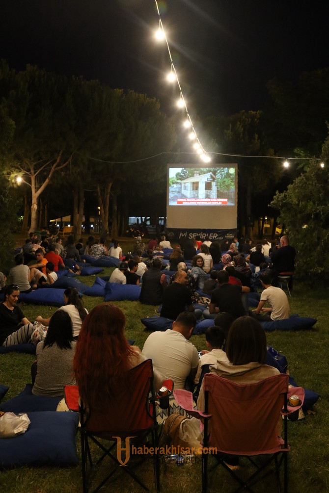 Akhisar Belediyesi açık hava sinema günleri keyifli geçiyor