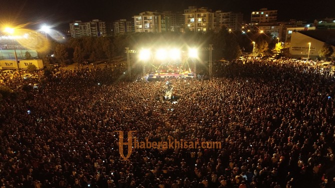 Akhisar'ın Kurtuluş Günü'nde Haluk Levent'ten tarihi konser