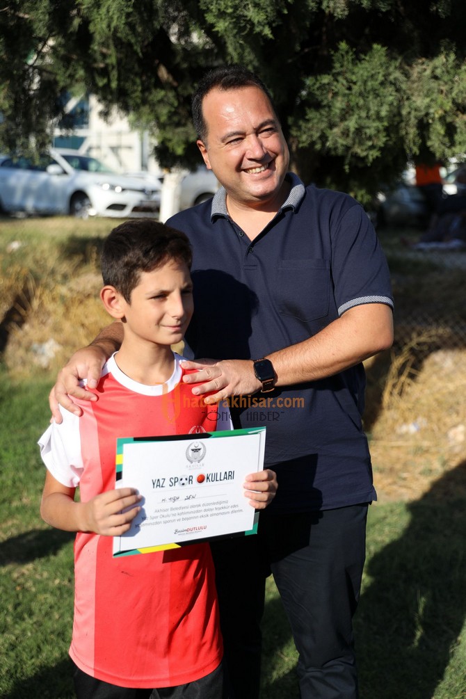Akhisar Belediyesi Yaz Spor Okulları Öğrencileri Sertifikaları Aldı