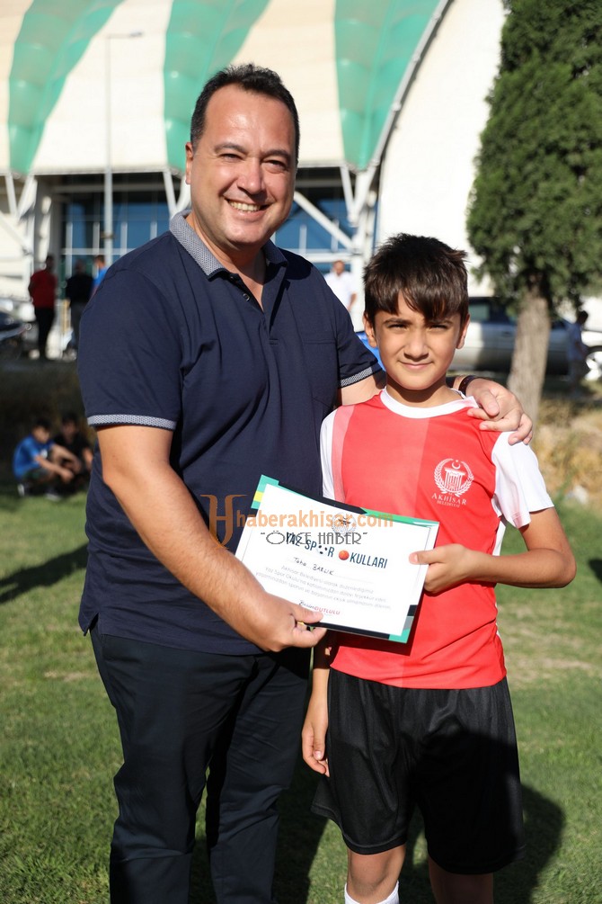 Akhisar Belediyesi Yaz Spor Okulları Öğrencileri Sertifikaları Aldı
