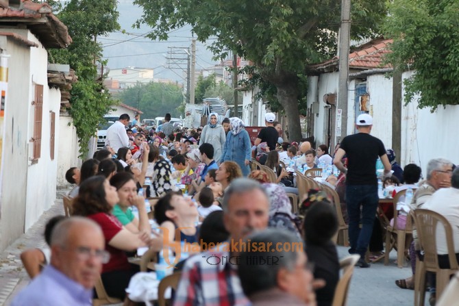 Akhisar Belediyesi mahalle iftarları Reşatbey Mahallesinde devam etti