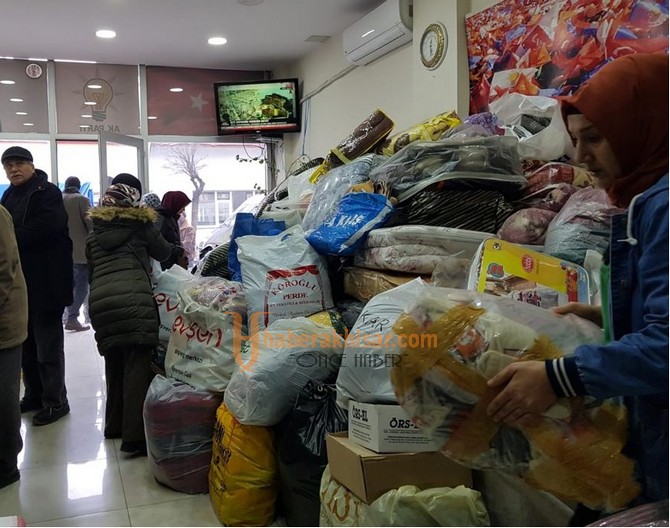 Ak Parti Akhisar’dan Deprem Bölgesine Yardımları Uçak İle Gönderdi