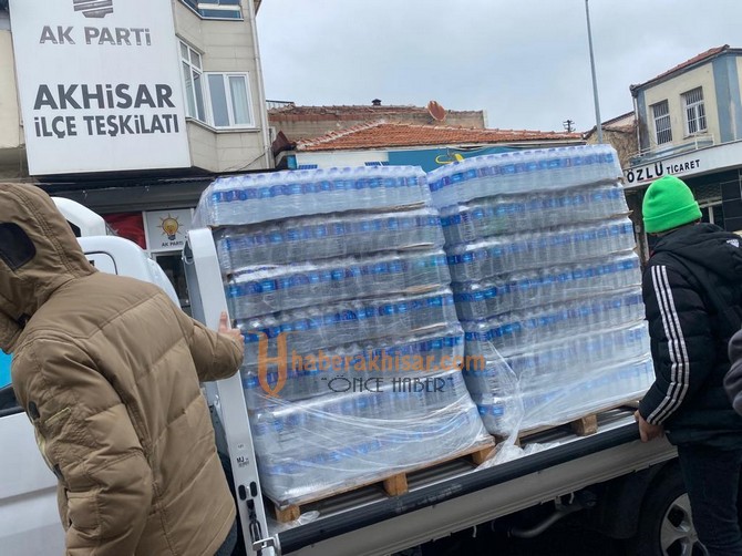 Ak Parti Akhisar’dan Deprem Bölgesine Yardımları Uçak İle Gönderdi