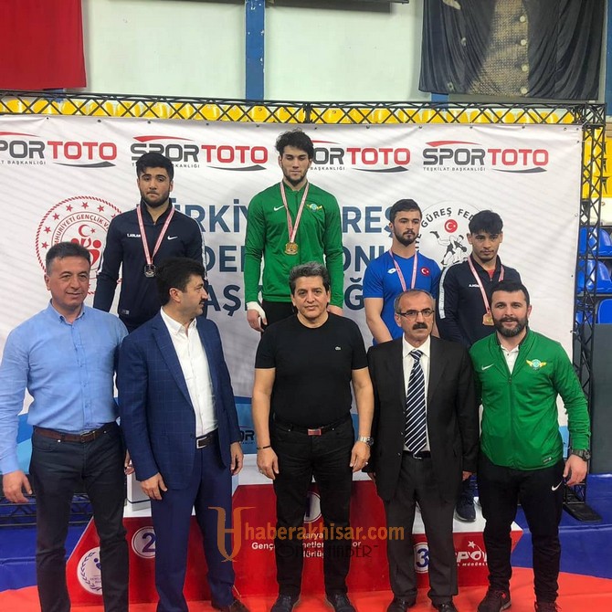 Akhisar Belediyespor genç güreşçileri tarih yazdı