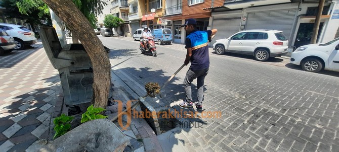 Hacıishak ve İnönü Mahallelerinin Yağmur Suyu Izgaraları Temizleniyor