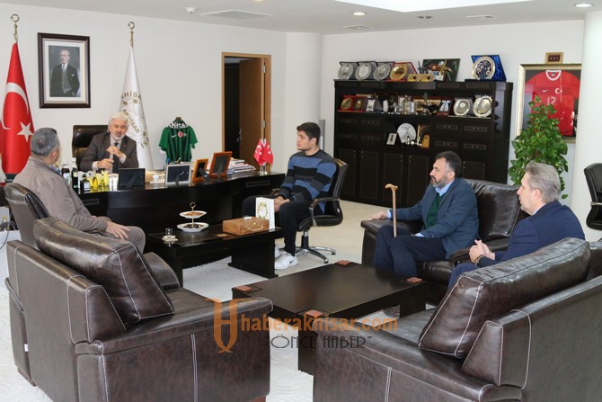 Akhisar Belediye Başkanı Salih Hızlı, şampiyon boksörü konuk etti 