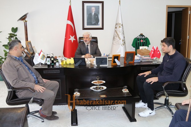 Akhisar Belediye Başkanı Salih Hızlı, şampiyon boksörü konuk etti 