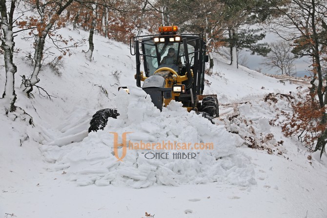 Akhisar Belediyesi, 4 gündür karda mahsur kalan vatandaşları kurtardı