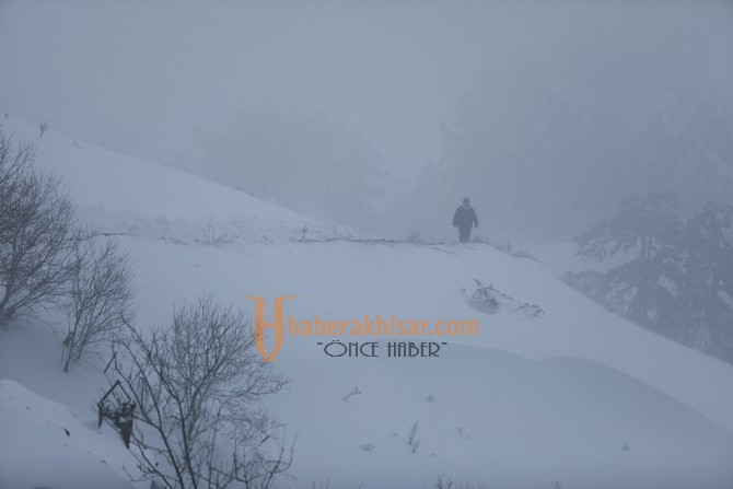 Akhisar Belediyesi, 4 gündür karda mahsur kalan vatandaşları kurtardı