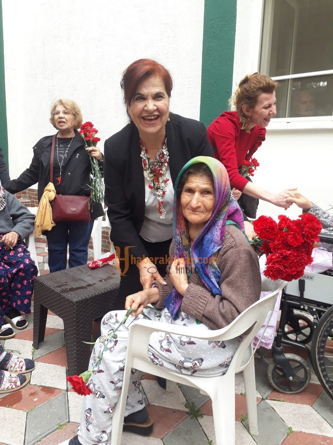 CHP Akhisar Kadın Kollarından Huzurevine Ziyaret