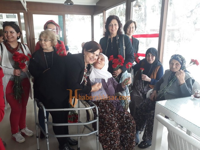 CHP Akhisar Kadın Kollarından Huzurevine Ziyaret