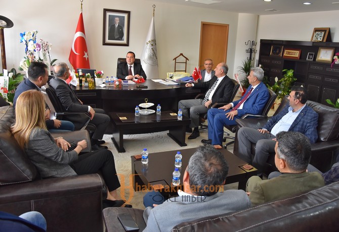 Akhisar Ticaret Odası’ndan, Belediye Başkanı Besim Dutlulu’yu ziyaret etti