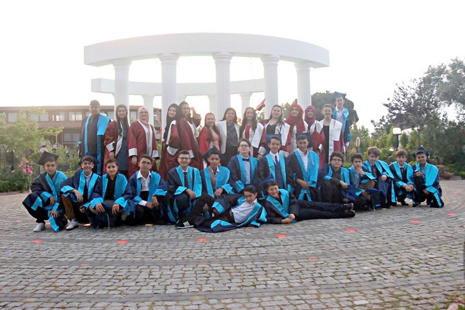 Gazi Okulu Öğrencileri Mezuniyetlerini Kutladı