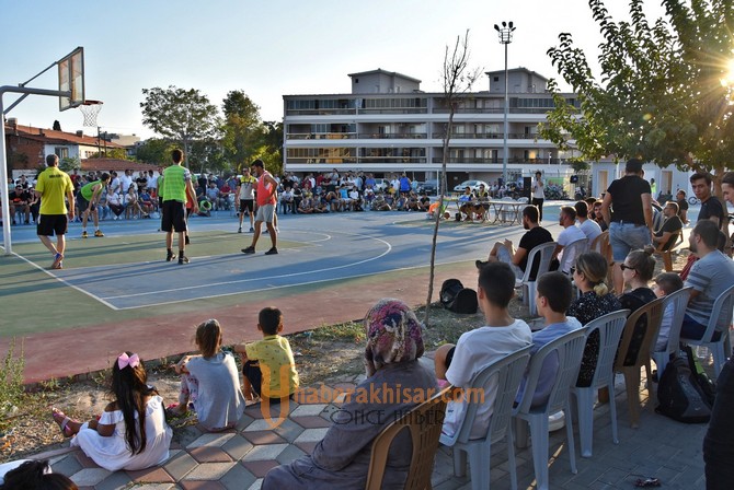 Akhisar sokaklarında basketbol coşkusu yaşandı