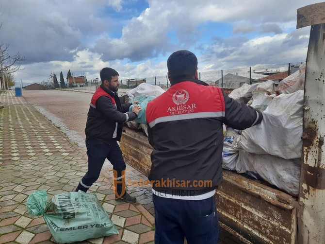 Akhisar Belediyesi Soğuk Kış Günlerinde Yuvaları Isıtmaya Devam Ediyor