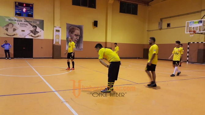 Futsal turnuvasında 3 grupta üst tura çıkanlar belli oldu