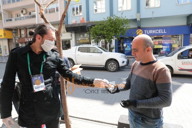 Esnaf ve Vatandaşlara Ücretsiz Maske Ve Dezenfektan Dağıtıldı