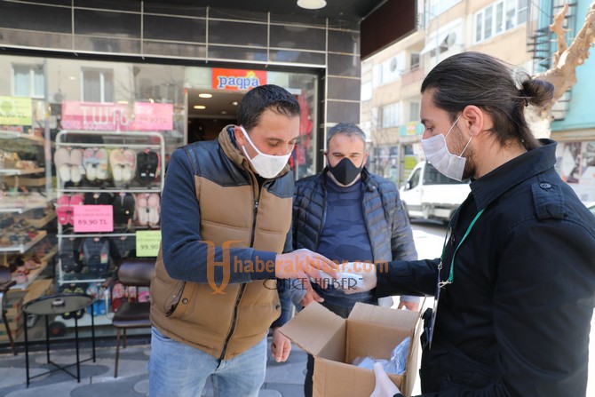 Esnaf ve Vatandaşlara Ücretsiz Maske Ve Dezenfektan Dağıtıldı