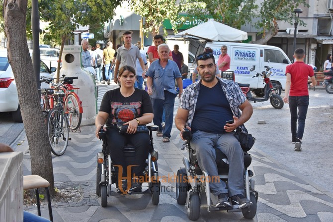 Engelli vatandaşlardan kaldırım işgali konusunda duyarlılık çağrısı
