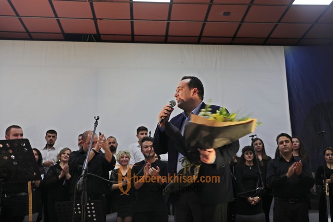 Akhisar Belediyesi THM Korosu ilk konserini verdi