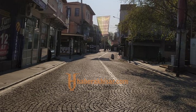 Akhisar’da Sokağa Çıkma Yasağının Ardından Cadde ve Sokaklar Boş Kaldı