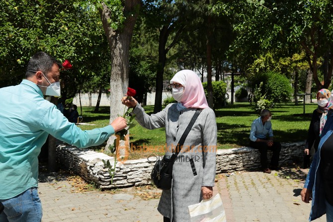 Akhisar Belediyesi Sokaklardaki 65 Yaş Üzeri Anneleri Unutmadı