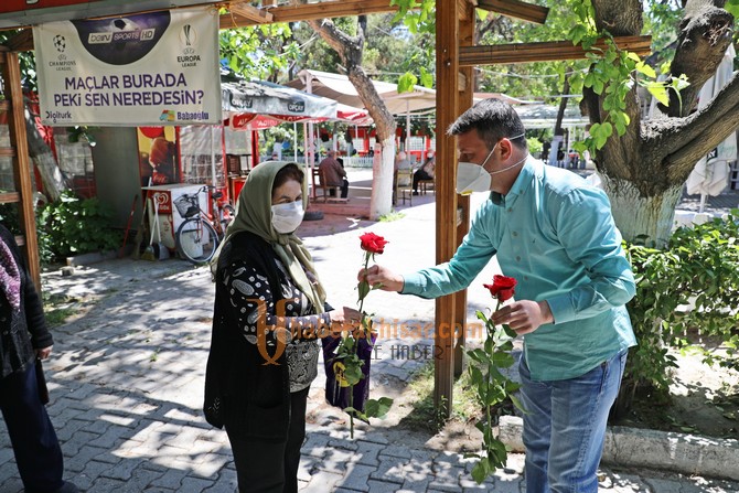 Akhisar Belediyesi Sokaklardaki 65 Yaş Üzeri Anneleri Unutmadı