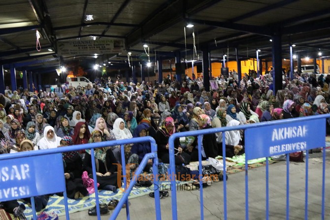 Kadir Gecesi özel programına Akhisarlılar büyük ilgi gösterdi