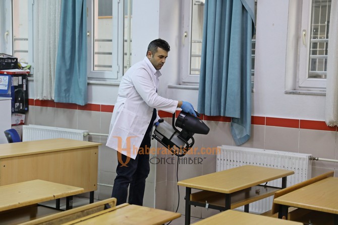 Akhisar’da Okullar Virüs Tehdidine Karşı Dezenfekte Ediliyor