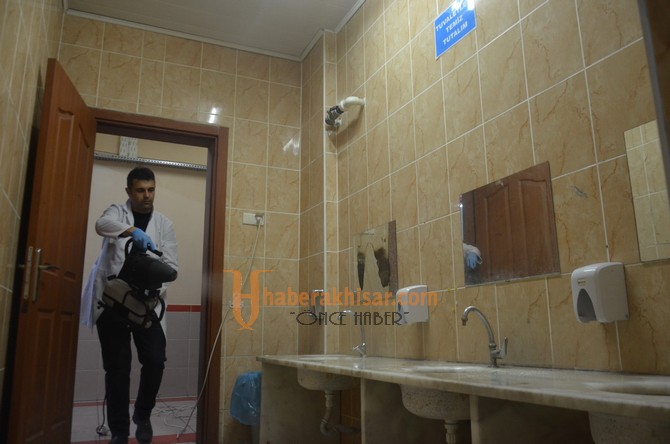 Akhisar’da Okullar Virüs Tehdidine Karşı Dezenfekte Ediliyor
