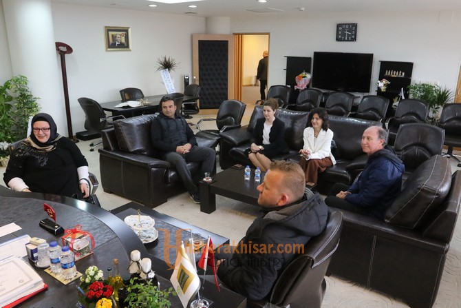 Akhisar Belediye Başkanı Besim Dutlulu, tebrikleri kabul ediyor