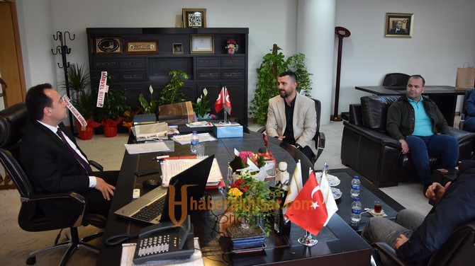 Akhisar Belediye Başkanı Besim Dutlulu, tebrikleri kabul ediyor