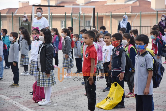 Öğrencilerin Maskeleri Akhisar Belediyesi’nden